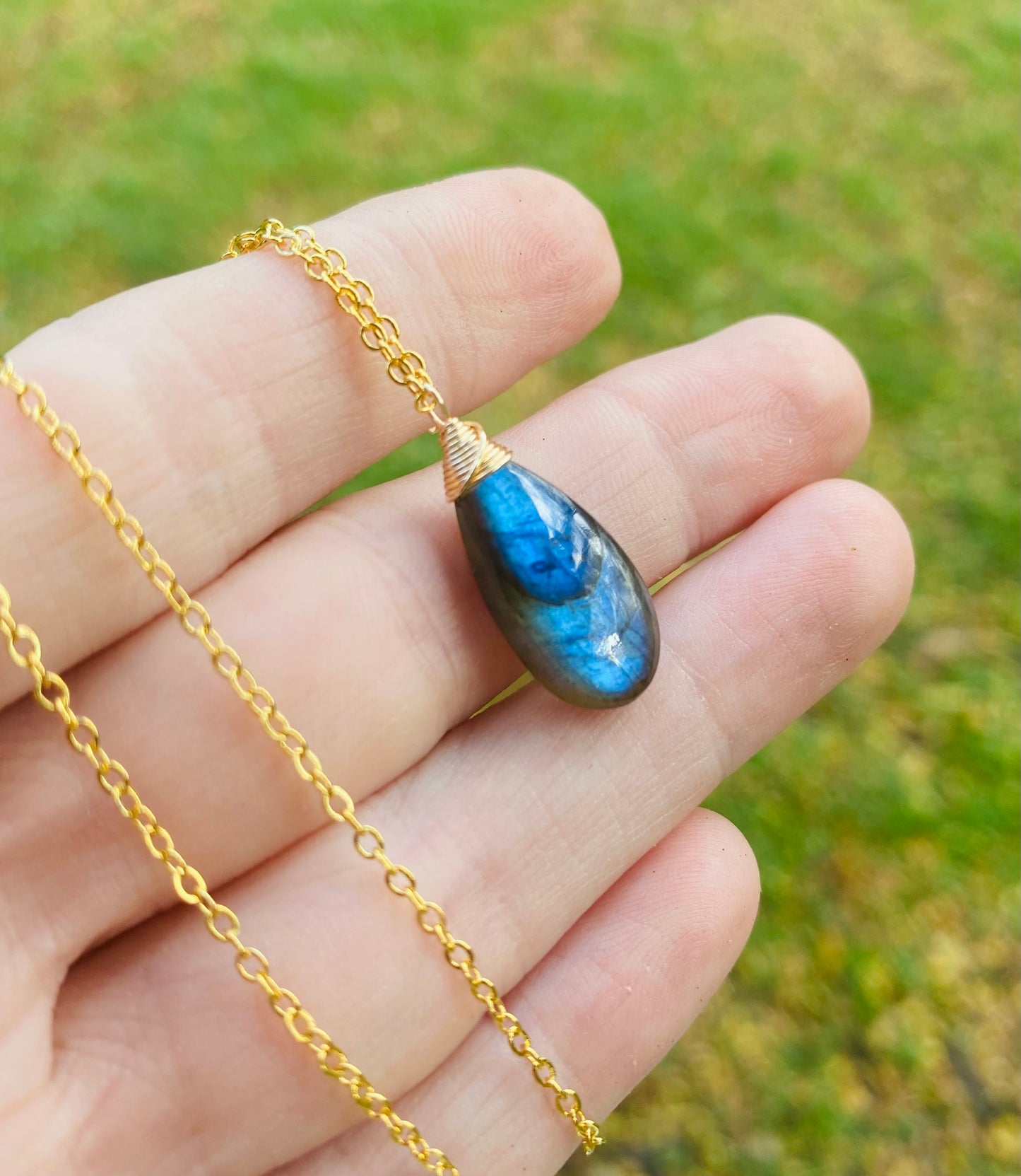 GORGEOUS Ocean Blue Labradorite Necklace! Amazing AAA blue flash Labradorite gemstones. Wire wrapped jewelry handmade in Hawaii with love //