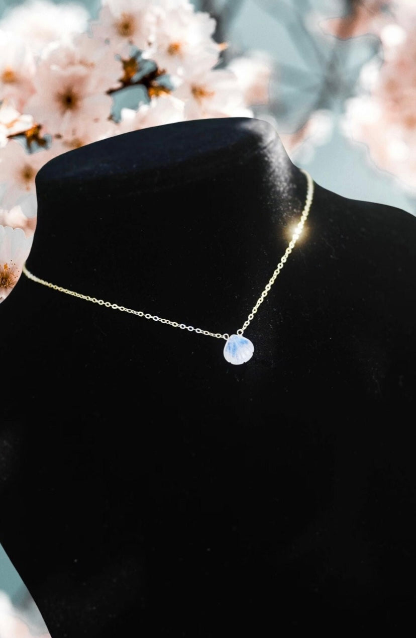 Wonderful Shell shaped blue labradorite gemstone necklace; Made in HAWAII with love // Delightful & unique shell shape carved gemstone necklace // Choose from Sparkling sunstone or glowing Moonstone //