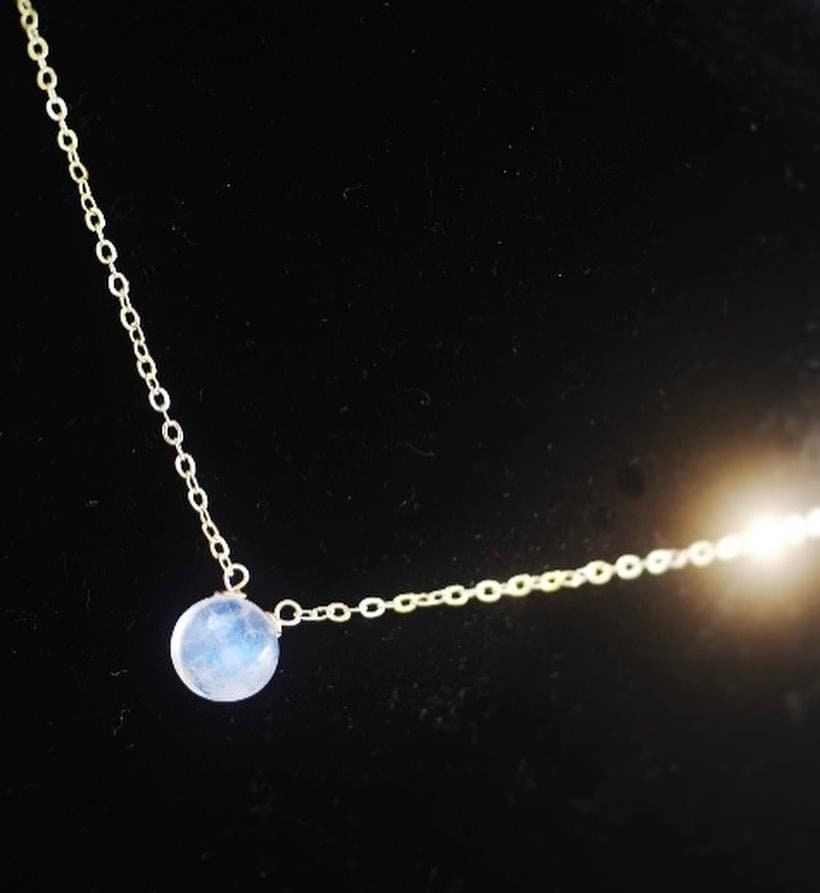 Stunning Rainbow Moonstone dewdrop necklace // Blue glow round gemstone // 24K gold filled or silver wire // Handmade in Hawaii with love //