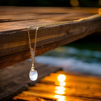 Gorgeous & glowing Rainbow MoonStone drop Necklace // Amazing AAA gemstones // Boho // A drop of Hawaiian moonlight // Handmade with love //